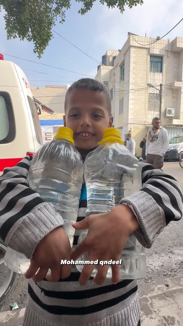 this-little-child-waited-a-half-an-hour-to-fill-two-bottles-of-water-for-his-family.-via-@mohamaed-qndeel-

معاناة-الأطف…