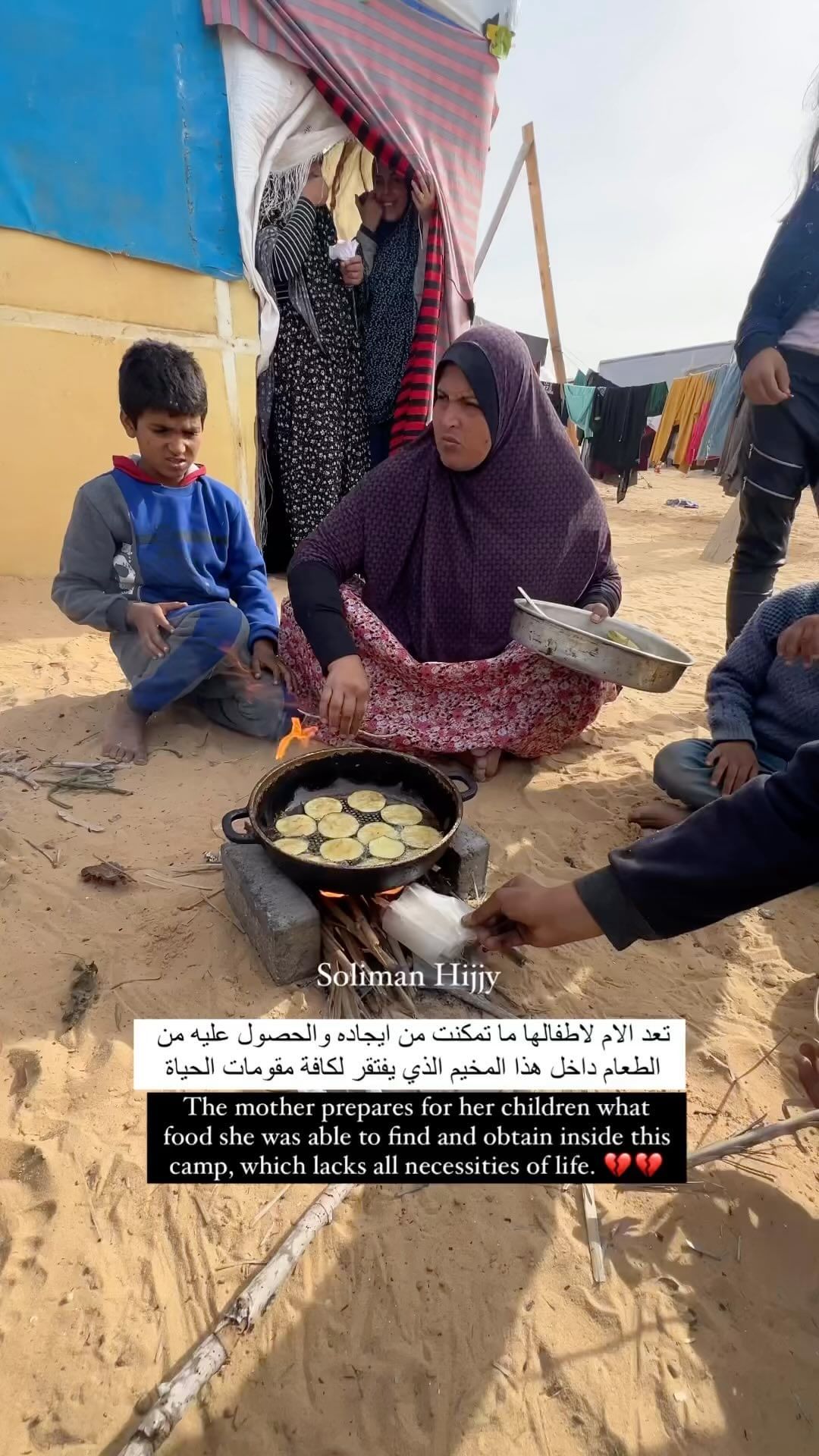 a-mother-prepares-food-for-her-children-in-one-the-displaced-civilians-camps-in-gaza-strip.-via-@solimanhijjy