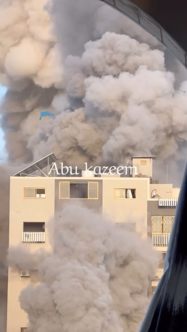 the-moment-of-bombing-a-home-in-gaza-strip.-

لحظة-قصف-منزل-في-قطاع-غزة