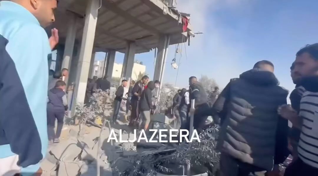 israeli-warplanes-bomb-a-home-in-khan-younis-city-3112.23-via-@hamdaneldahdouh-

قصف-منزل-في-مدينة-خانيونس-جنوب-غزة