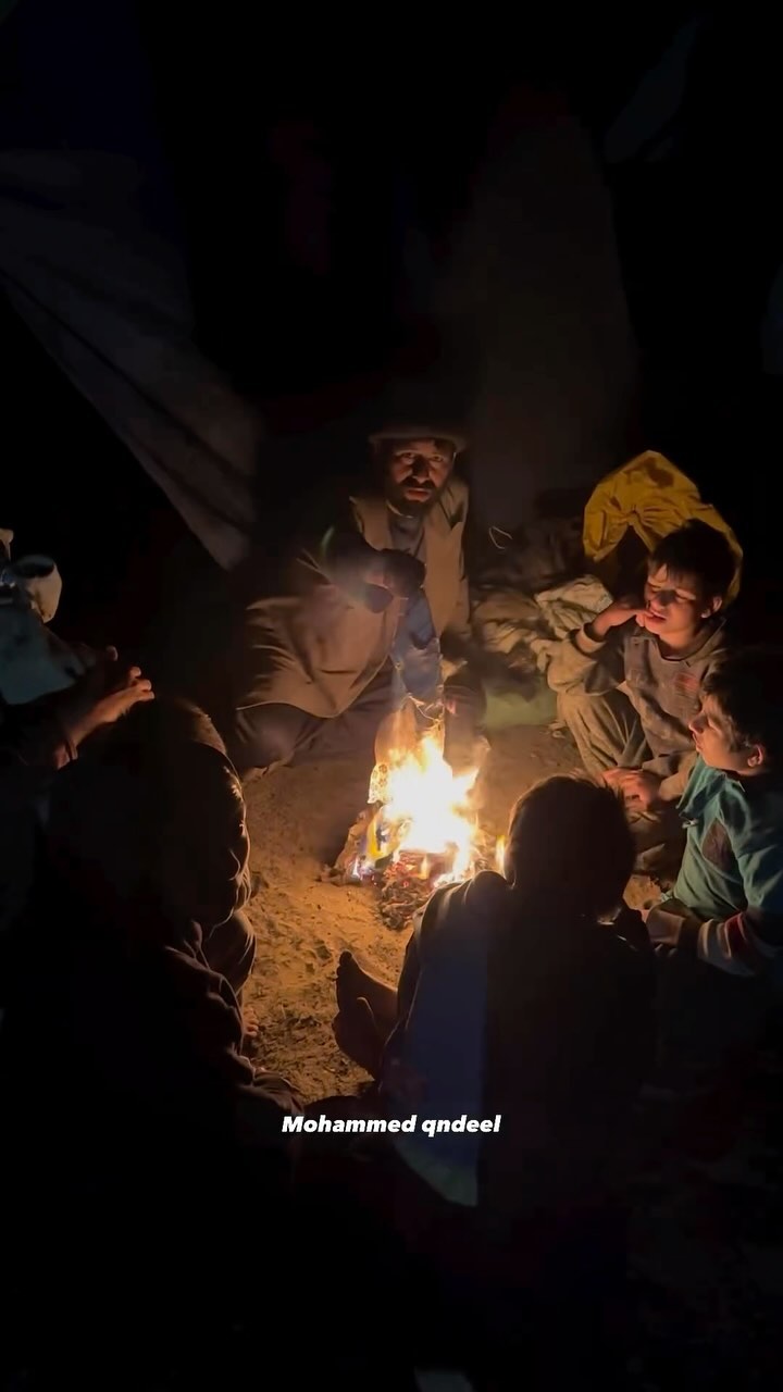 a-displaced-family-gathers-around-a-fire-to-get-warm-during-the-cold-weather-in-gaza-strip.-via-@mohamaed-qndeel-

عائلة…