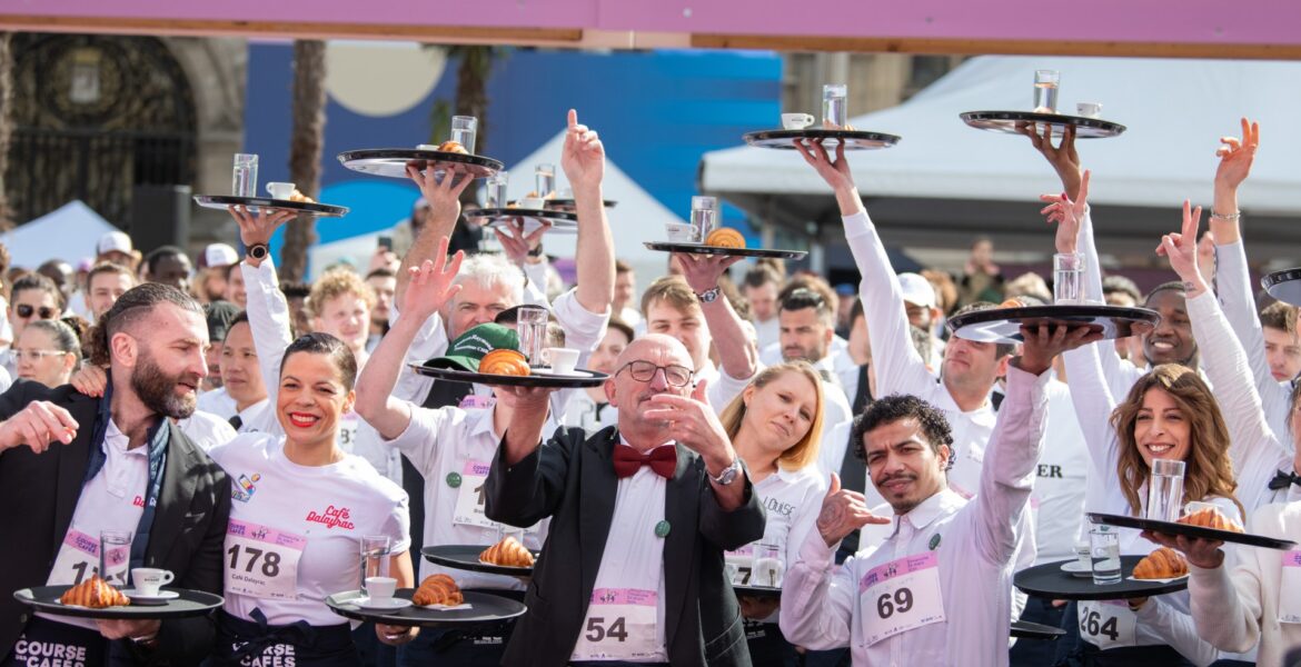 fastest-waiters-in-paris-compete-in-‘coffee-run’-street-race