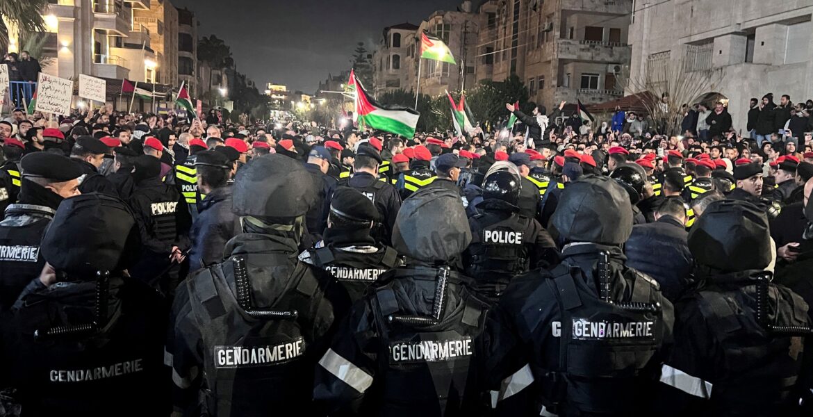 war-on-gaza:-jordanian-police-clash-with-protesters-near-israel-embassy