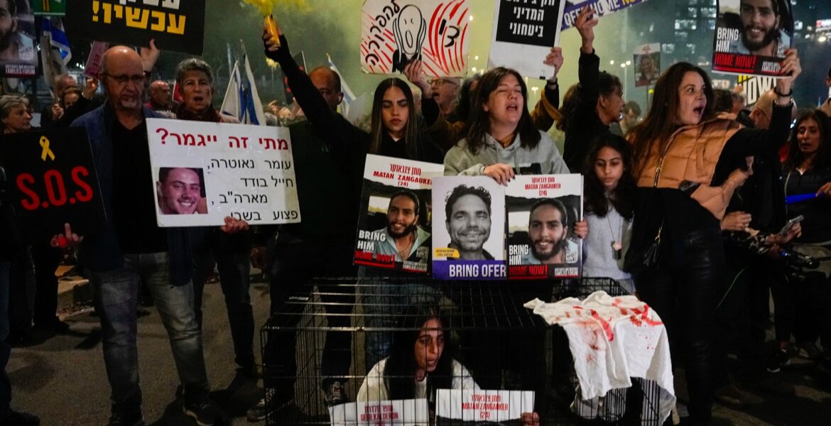 relatives-of-gaza-captives-protest-in-cages