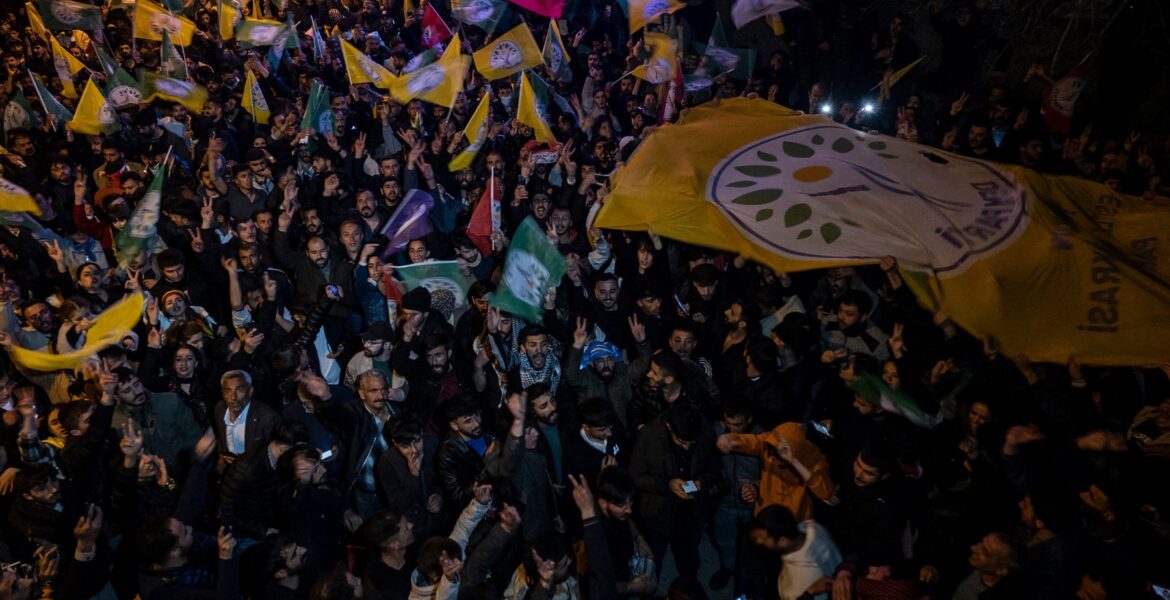 celebrations-in-eastern-turkey-as-pro-kurdish-mayor-elect-reinstated