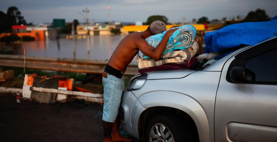 ‘desperate’-rescues-under-way-as-brazil-floods-kill-90,-displace-thousands