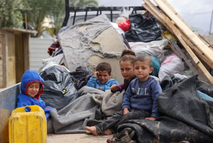‘families-are-packing-up’-–-unrwa-estimates-150,000-have-fled-rafah