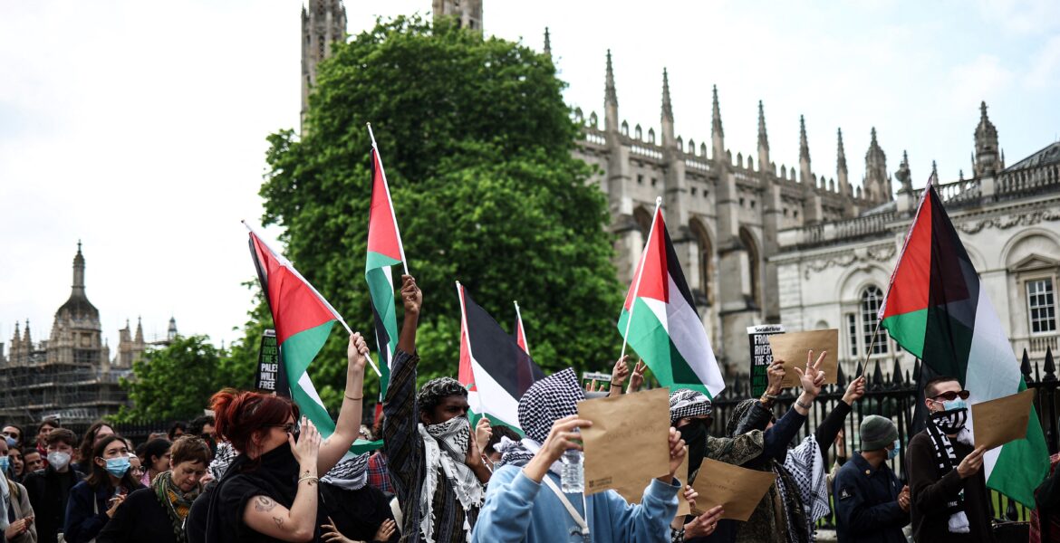 gaza-protesters-occupy-cambridge-university’s-graduation-lawn