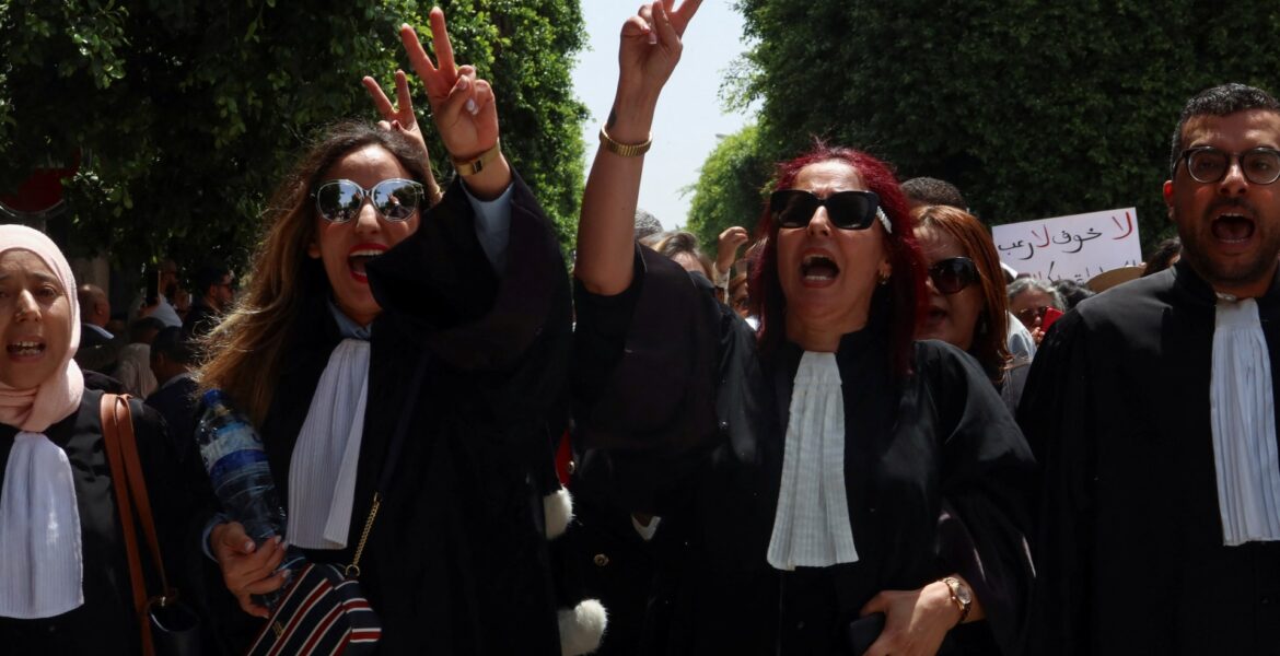 tunisian-lawyers-protest-arrest,-alleged-torture-of-colleague