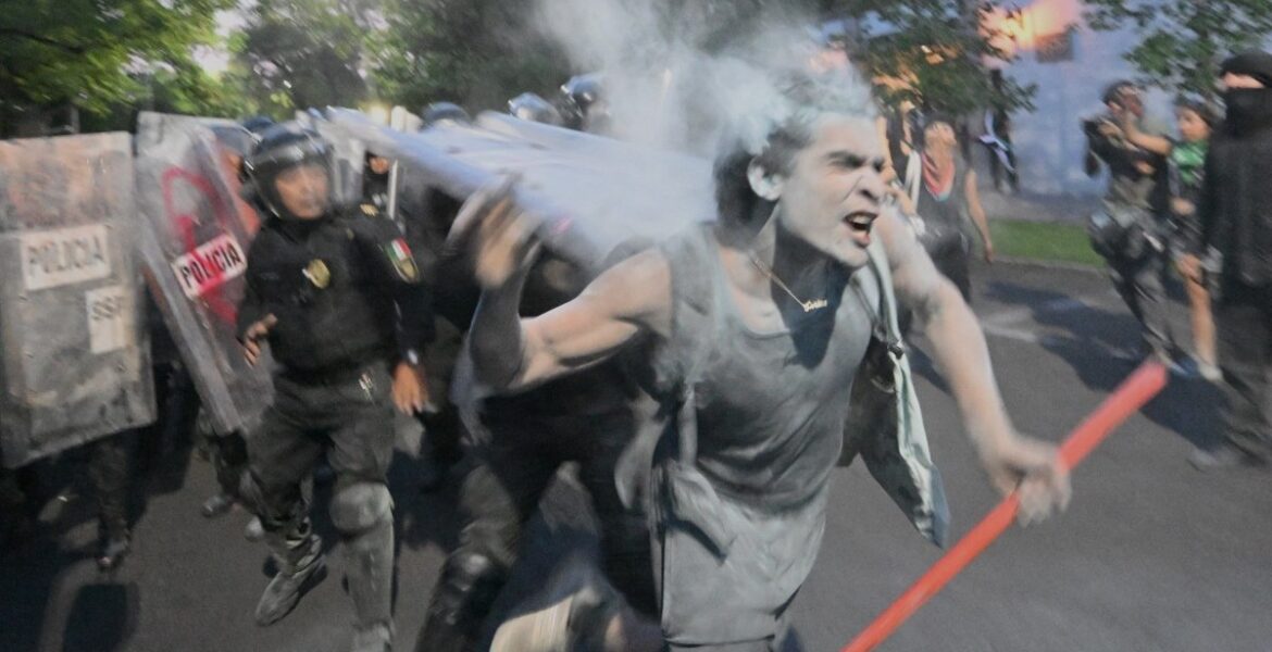 clashes-erupt-at-mexico-city-protest-against-israel’s-war-on-gaza