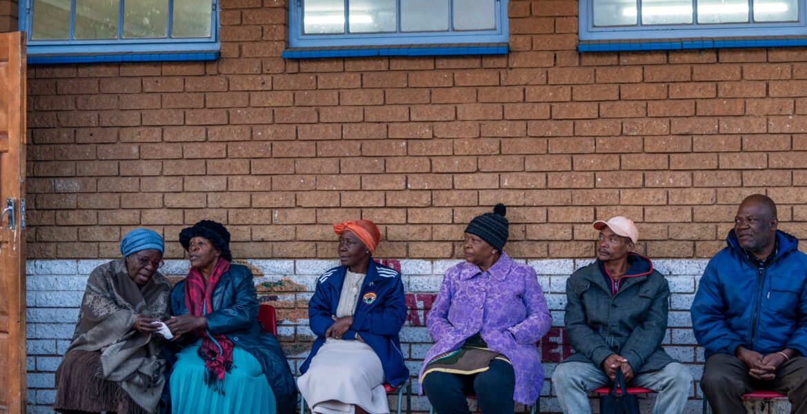 photos:-south-africans-vote-in-a-pivotal-election
