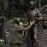 supporters-pay-respects-to-wagner’s-prigozhin-at-unveiled-memorial-statue