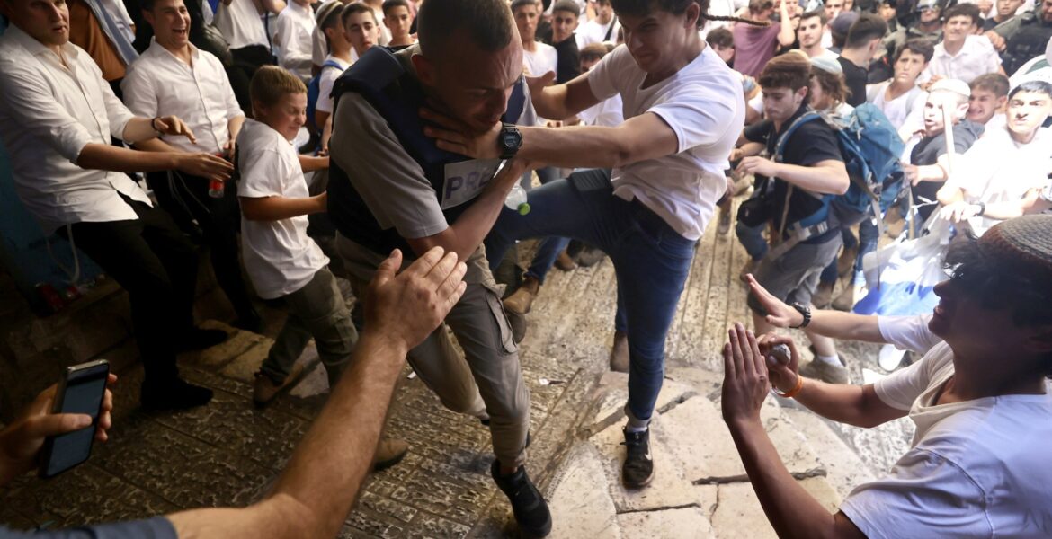 palestinian-journalist-attacked-by-right-wing-‘jerusalem-day’-marchers