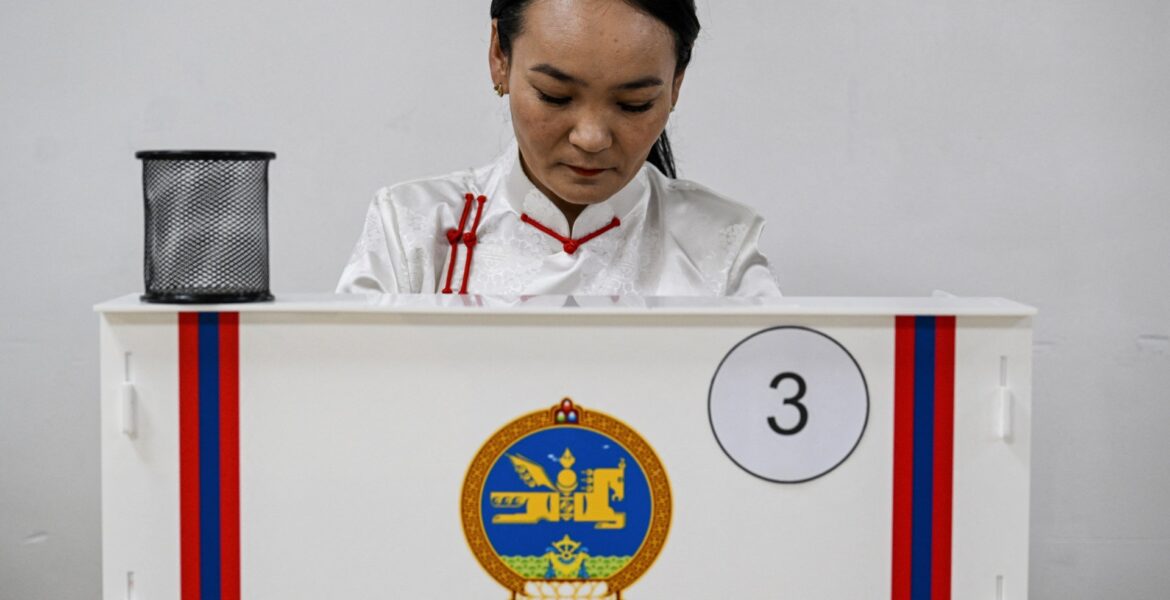 mongolians-vote-amid-anger-over-corruption,-sluggish-economy