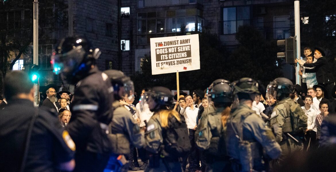 israel:-ultra-orthodox-jews-clash-with-police-in-jerusalem-over-conscription