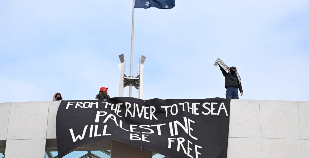pro-palestine-protesters-scale-roof-of-australia’s-parliament-house